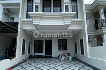 Di Jual Rumah Dua Lantai Dekat dengan Alun Alun Kota Depok