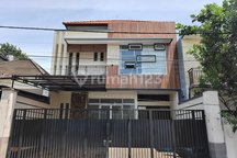 Rumah 2 Lantai Cocok untuk Hunian dan Kantor di Sading