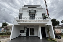 Rumah Mewah Murah 3 Lantai Berkonsep American Classic di Cibubur dengan Tanah Luas Area Strategis Dekat dengan Pusat Perbelanjaan Pusat Bisnis Rumah Bagus di Cibubur
