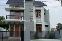 Dijual Rumah Asri Kemang Pratama 2, Harga di Bawah Pasar