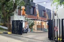 Rumah 2,5 lantai siap huni, mewah dan besar, lokasi dekat stasiun LRT Harjamukti Cibubur