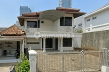 Rumah untuk Usaha Kantor Gudang di Enggal