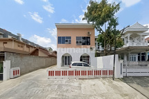 Rumah untuk Usaha Café Butik di Enggal