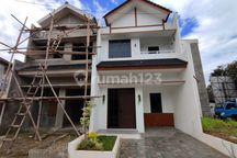 2 Lantai Harga Terjangkau di Lokasi Pinggir Jalan Sawangan Depok