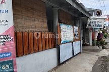 Rumah Tepi Jalan Dekat Stadion Notohadigoro. SHM
