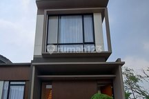 Upgrade Gaya Hidup! Rumah 2 Lantai dengan Plafond Tinggi
