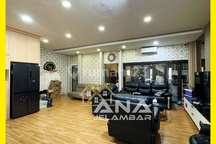 Ana Rumah Bagus 4.25Lt Luas 7.6X15m Furnish Lokasi Strategis di Jelambar - * Good- Deal !!*