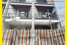 Ana Rumah Baru 3Lt Luas 5X15m Hadap Timur di Jelambar - * Good- Deal !!*