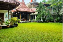 Rumah Mewah dengan Halaman Luas Cocok untuk Hunian dan Investasi