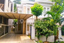 Rumah dengan Taman Luas di Lokasi Cluster Elit Parahyangan Sentul City, 2,8 M Nego
