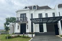 Rumah Hoek Baru, di Summarecon Crown Gading, 5 Kamar