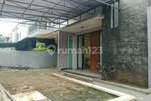 Rumah Tingkat Mewah Pinggir Jalan Raya Heliconia