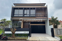 Rumah Mewah Modern dengan Kolam Renang Pribadi - Lokasi Strategis