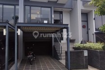 Disewakan Rumah Bagus Bebas Banjir 4 Lantai 3 Kamar Tidur Diimajihaus BSD