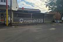 Rumah dengan Perkarangan Luas,Dan Terdapat Banyak Kafe atau Resto