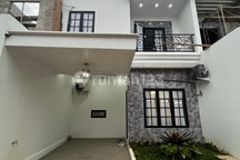 Rumah 2.5 Lantai di Cibubur Deket Banget Pintu Tol dan LRT Harjamukti