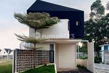 Temukan Rumah 2 Lantai yang Modern Ini, Dijual dengan Pemandangan Indah yang Menambah Nilai Estetika di Lingkungan Hunian. Rumah Ini Berada di Wilayah yang Mudah Dijangkau serta Menghadirkan Lingkungan Fasilitas yang Lengkap, Cocok untuk Anda yang Menging