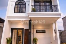 Rumah Eropa 2 Lantai - Dekat Stasiun Ui ! Kelapa Dua, Depok
