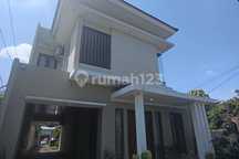 Rumah Mewah 2 Lantai Lokasi Tenang Siap Huni Full Furnished