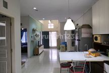 Rumah Rapi 2 Lantai Furnish Taman Sari di Harapan Indah,Bekasi