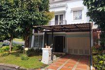 Disewa Rumah hook utk keluarga besar 4+1 Kamar Super Rapi  Semi Furnished siap huni 