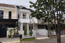 Paling Hemat Rumah 2 Lantai Full Renovi Siap Huni 3+1 Kamar Hadap Taman di Melati Mas Serpong