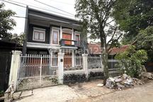 Rumah 2 Lantai Semi Furnished Lokasi Premium Sayap Jalan Cilaki