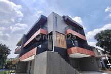 Rumah Alam Sutera Feronia Brand New Bangunan Mandiri Cantik Lift Semi Furnish