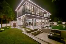 Luxury Villa 4 Lantai View Laut dan Gunung di Jimbaran