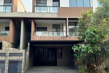 Hotdeal Rumah 3 Lantai The Zora BSD City Ada Lift Dekat Akses Tol