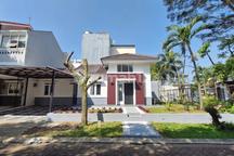 Kota Baru Parahyangan Dijual Rumah Hoek Asri Luas  Di Jalan Utama Sumba Kbp Bandung