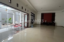 Rumah Toko Strategis di Pinggir Jalan Raya 12X25m Galaxy Bekasi