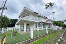 Modern House Fully Furnished Hadap Utara di Cinere