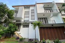 Rumah Modern Dalam Komplek Ada Kolam Renang di Pangkalan Jati