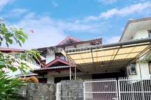 Rumah 2 Lantai Siap Huni Hadap Selatan Ceiling Tinggi Ada Taman
