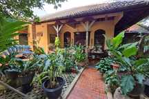 Rumah Asri Posisi Hook Dengan Lahan Luas di Komplek Elit Cinere