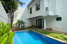 Rumah Mewah dengan Kolam Renang Lokasi Premium Dalam Komplek Cinere
