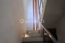 Rumah Cantik 2 Lantai Full Furnish 5 Kamar Tidur 4 Kamar Mandi SHM One Gate System di Wedomartani Yogyakarta