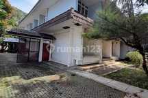 Rumah Tua di Daerah Bangka, Kemang. Lokasi Bagus. Penawaran Serius Dipertimbangkan