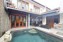 Homey Four Bedroom Classic Enclosed Living Room Villa In Kuta Yrc5013