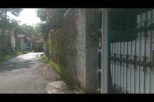 Rumah Besar Dengan Halaman Luas