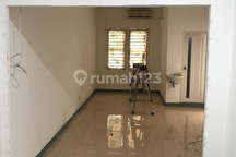 Rumah Tua Komersial di Jalan Tambak, Menteng, Jakarta Pusat