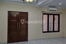 Rumah Sewa Boulevard Siap Huni 5 Kamar Tidur
