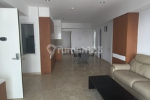 Harus Terjual Apartemen Royale Springhill Kemayoran 3 Bedroom View Golf dan City.