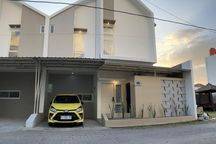 Rumah Sewa Cantik 2 Lt Semi Furnish Cluster Purbayan