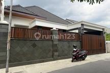Rumah Mewah 261M2 Baru Garasi 4 Mobil Solo Kota