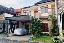 Rumah Mewah 2 Lt Semi Furnish Di Kawasan Premium Gentan