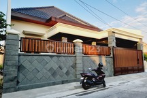 Rumah Mewah Gress Garasi 4 Mobil Solo Kota