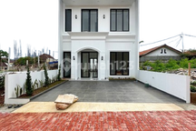 Neo Classic House At Jatibening Bekasi Near LRT Station & Toll Gate