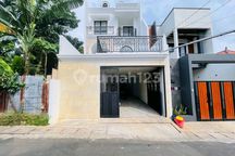 Rumah Bagus 3 Lantai dan Kolam Renang Jagakarsa Jakarta Selatan